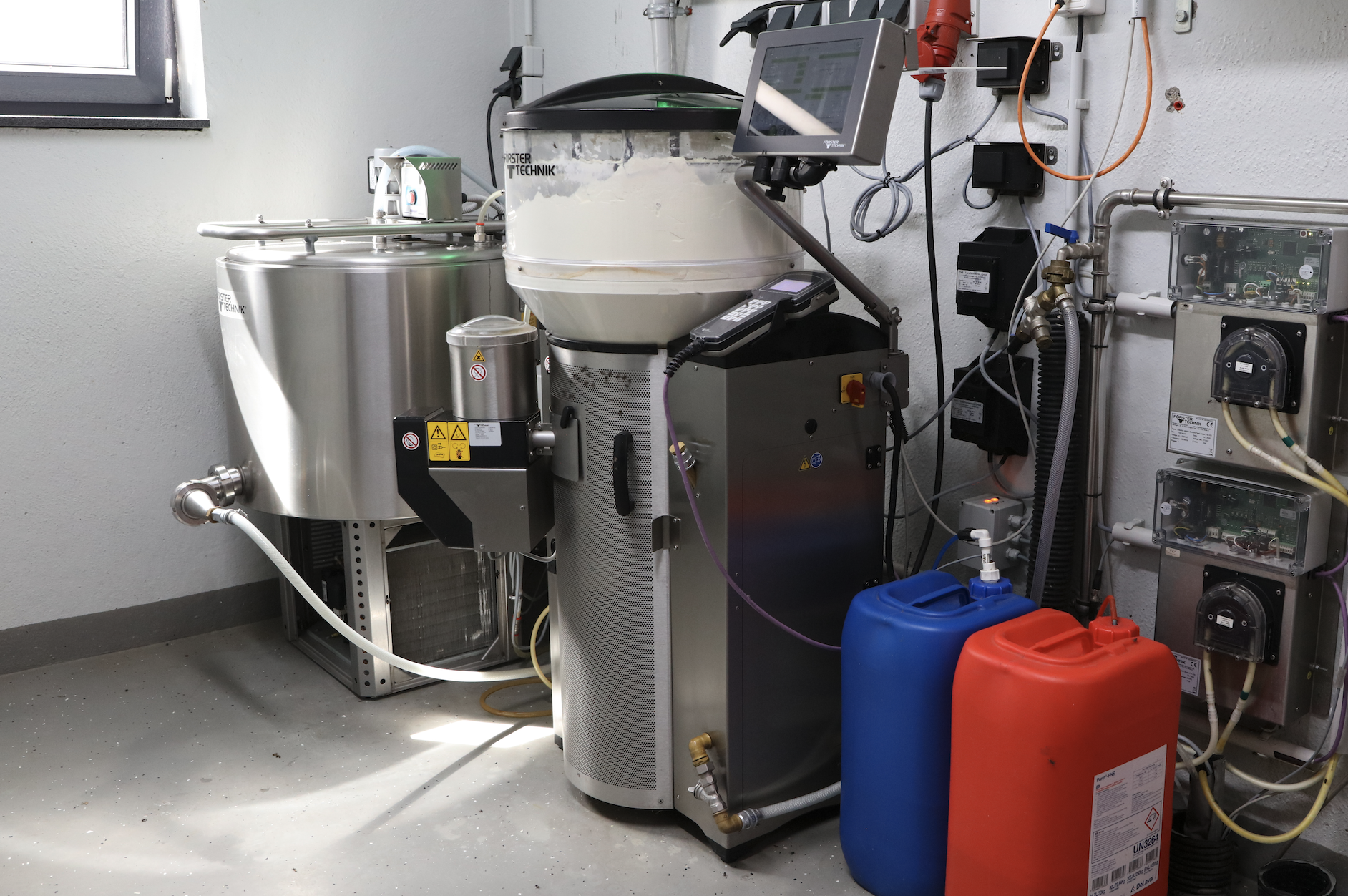 Vario Smart Feeding Station: Dispense and feed fresh milk on demand.