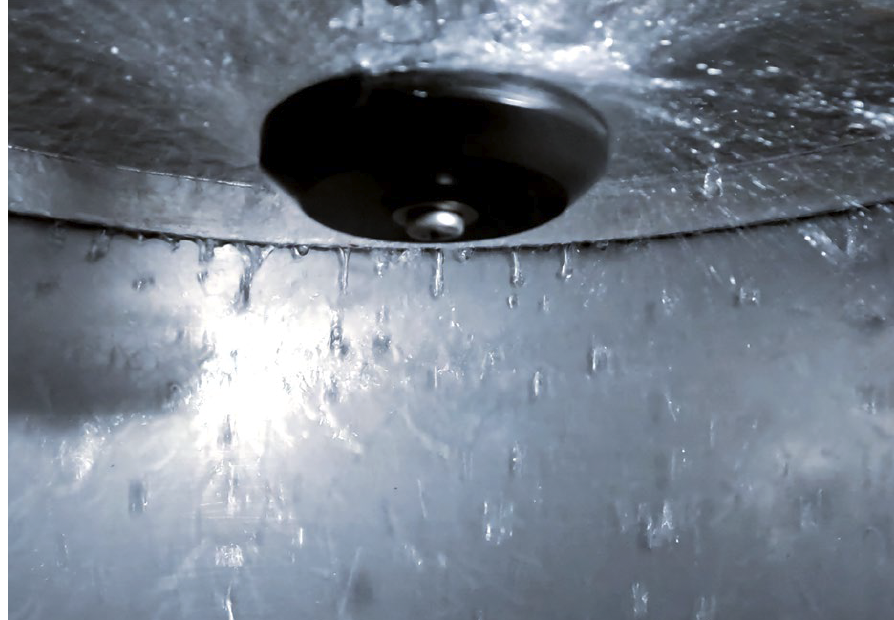 The interior of the SmartTank during cleaning: Complete and thorough cleaning for maximum hygiene and safety in milk storage and processing.