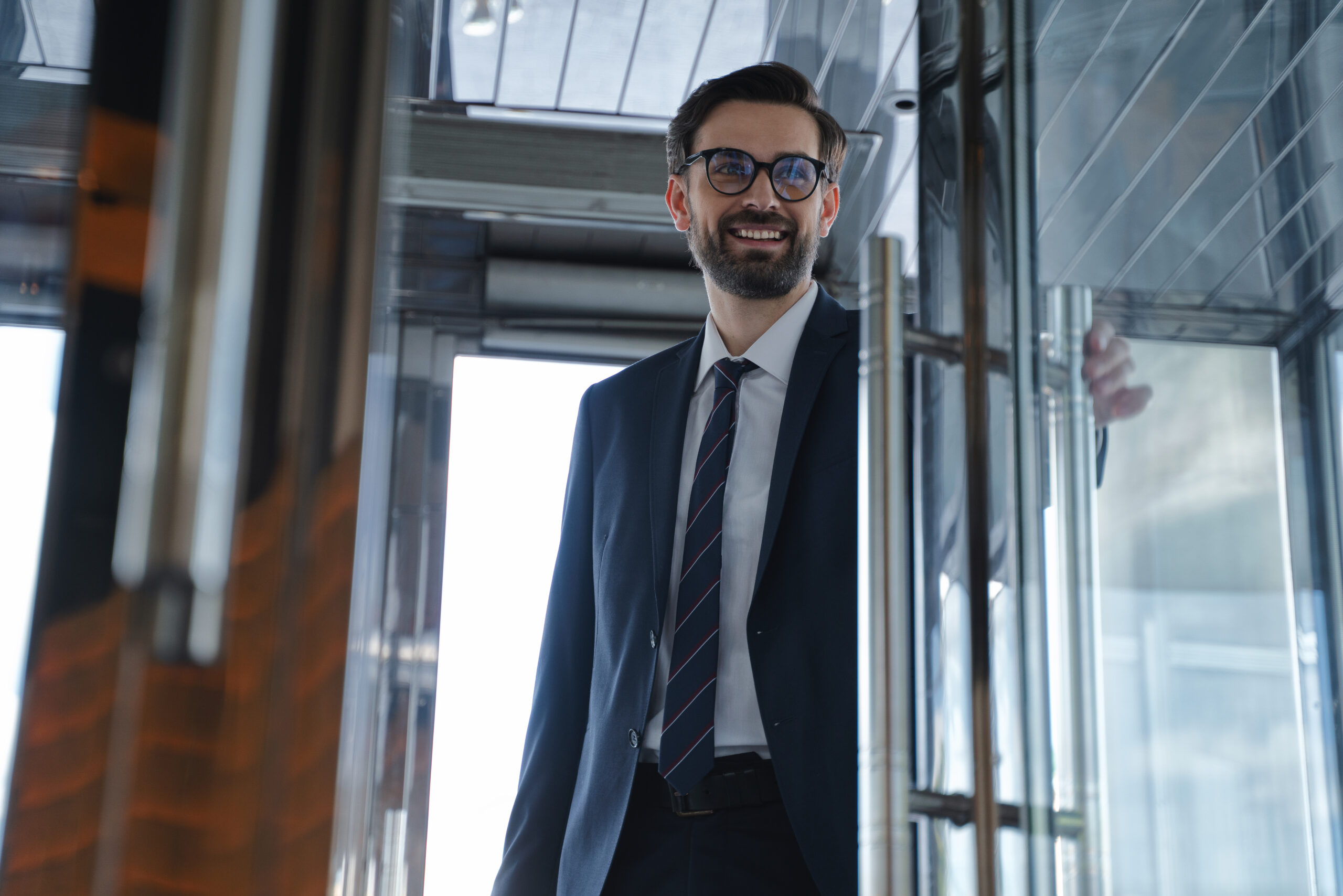 An example image of a happy employee enjoying the great and versatile career opportunities at Förster-Technik. The employee exudes satisfaction and is motivated by the varied professional prospects.
