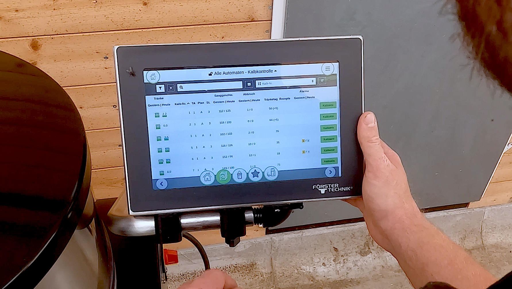 SmartTouch display shows all functions of CalfCloud directly on the calf feeder. All data can be accessed and the entire feeding system is controlled with a simple tap.