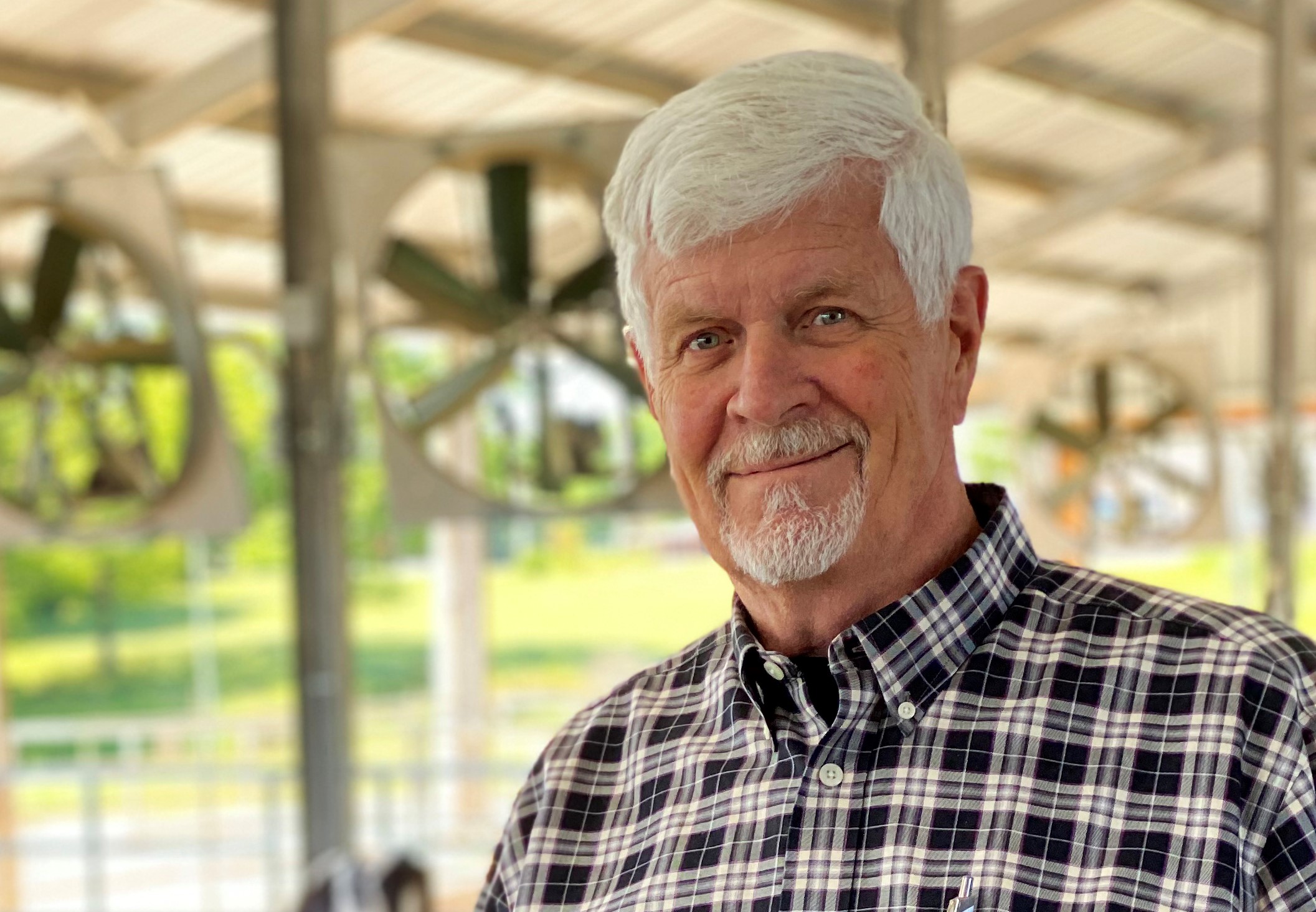 "Image of the operator of the English counterpart 'CalfBlog', Dr. Robert James, who shares valuable insights and expertise on calf rearing. Dr. James is shown in his work environment while discussing innovative techniques and approaches in calf husbandry.