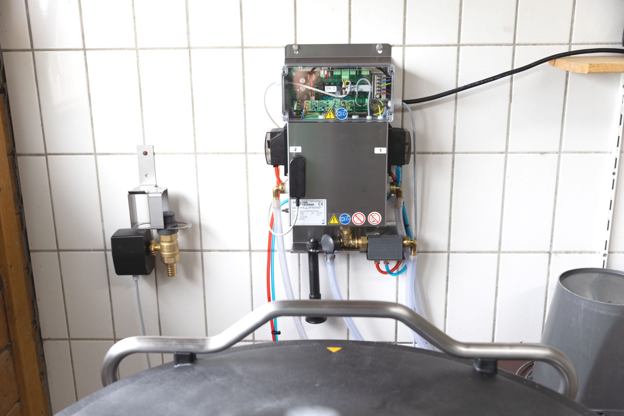 Das MilchMobil ist mit der an der Wand montierten Clean-and-Fill-Station verbunden, um eine einfache Reinigung und Befüllung zu gewährleisten.
