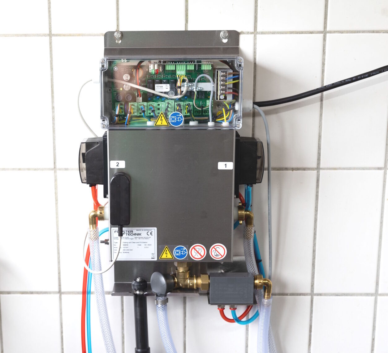 Das MilchMobil ist mit der an der Wand montierten Clean-and-Fill-Station verbunden, um eine einfache Reinigung und Befüllung zu gewährleisten.