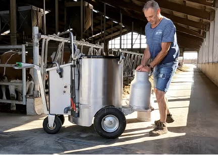 Die Milchkanne sicher ins Milchmobil einsetzen – für eine einfache und effiziente Tränkeversorgung direkt im Stall.