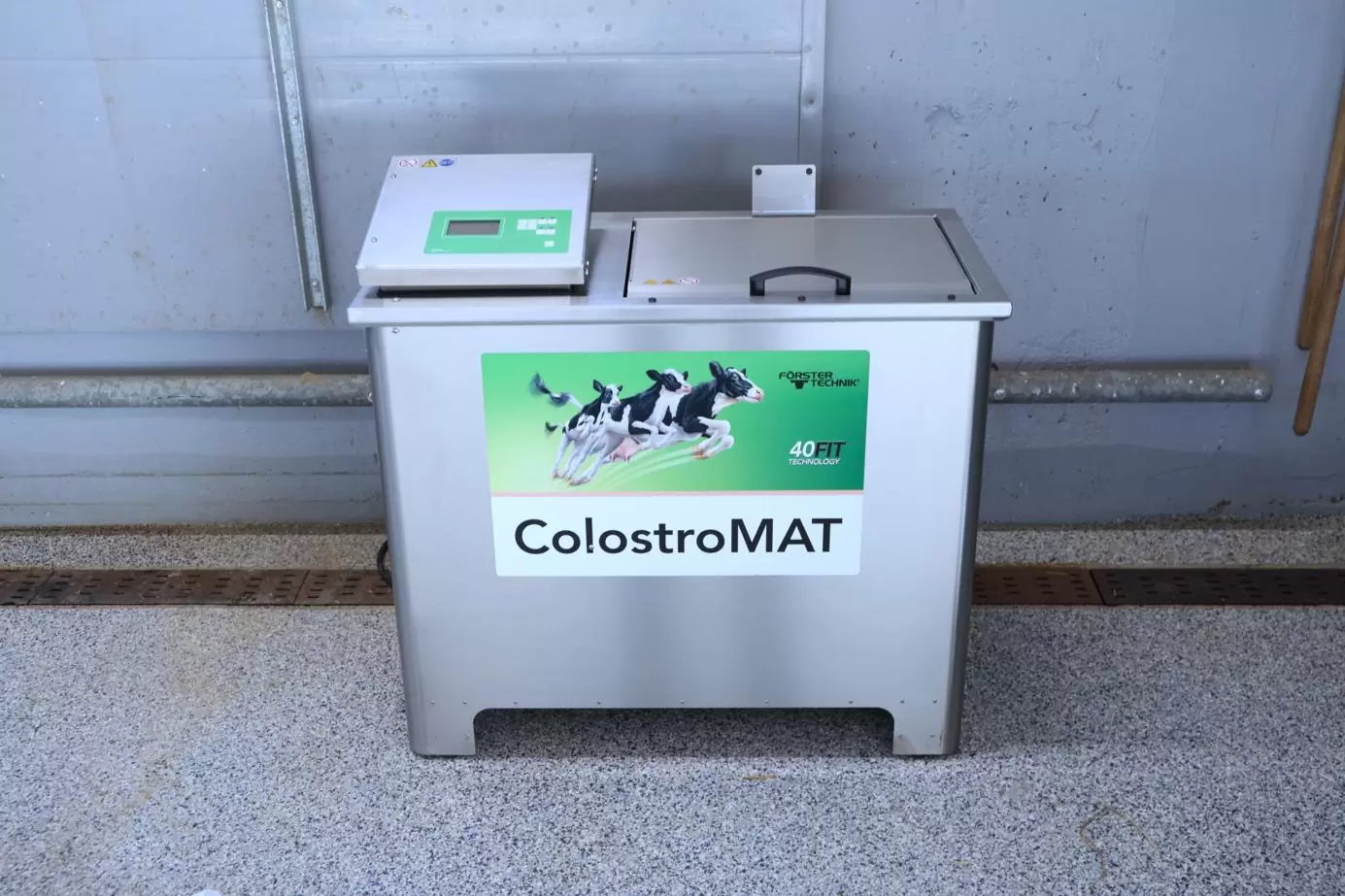 The ColostoMAT: Compact device for pasteurizing and thawing colostrum, suitable for two ColostroBAGs.