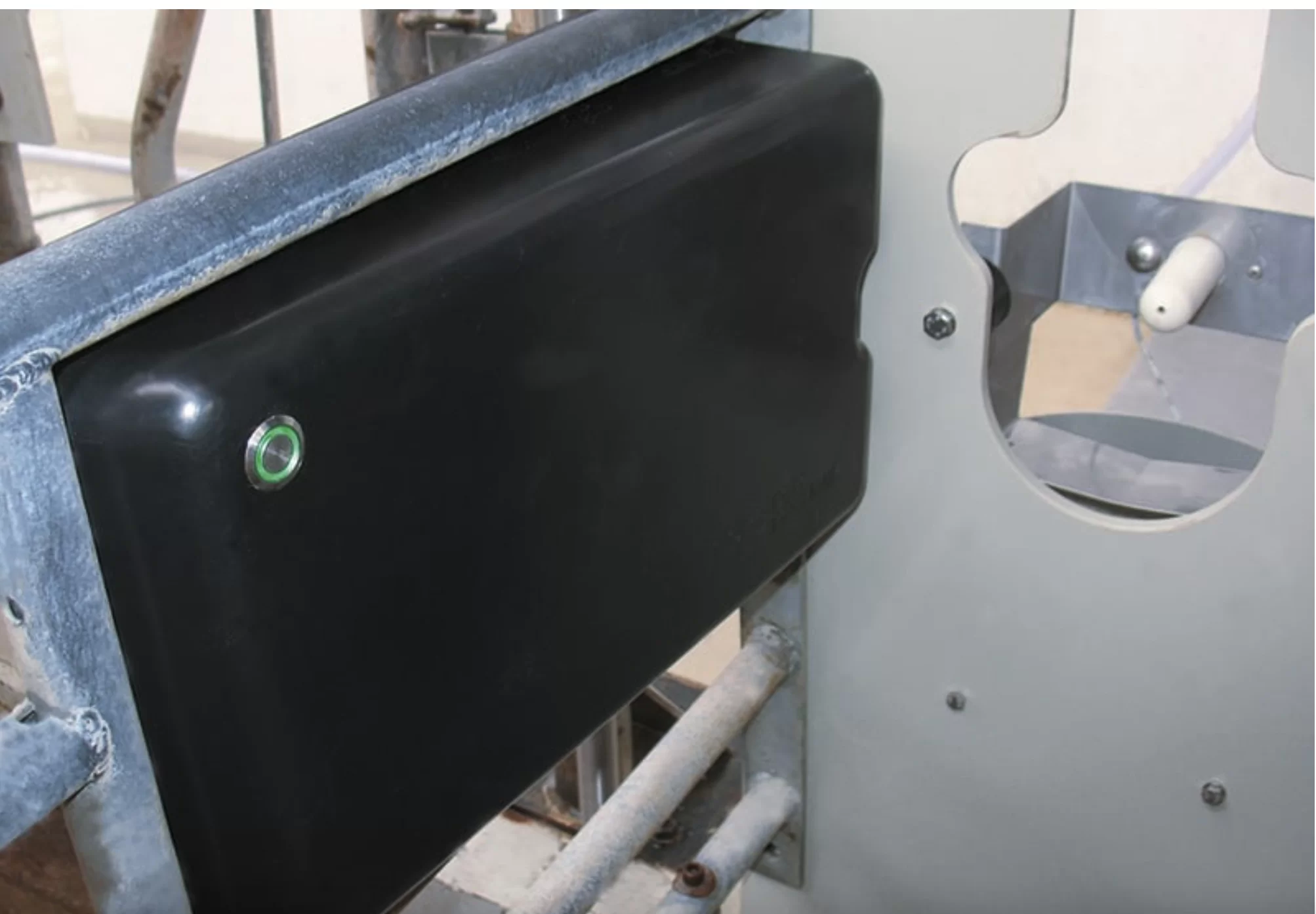 The innovative MultiReader detects the calf when entering the drinking station via a collar transponder or electronic ear tag and provides the assigned drink quantity. The drink button allows for quick dosing of a small drink amount, and the status LED indicates whether the calf is entitled to drink.