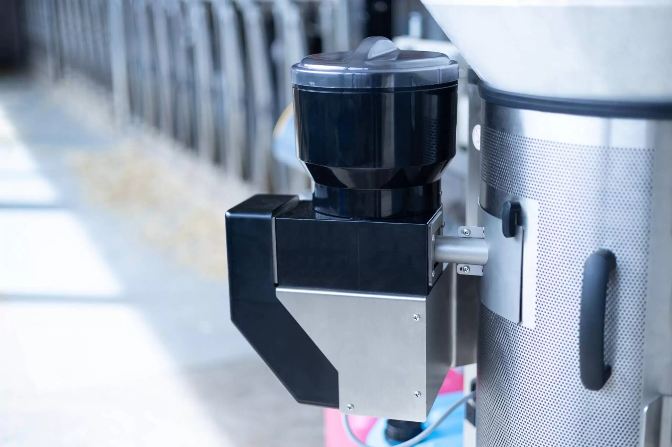 The additive dispenser ensures precise dosing and reliable administration of liquid or powder additives, either once or over a longer period. Perfect for individualized feeding of your calves – even when you’re not in the barn.
