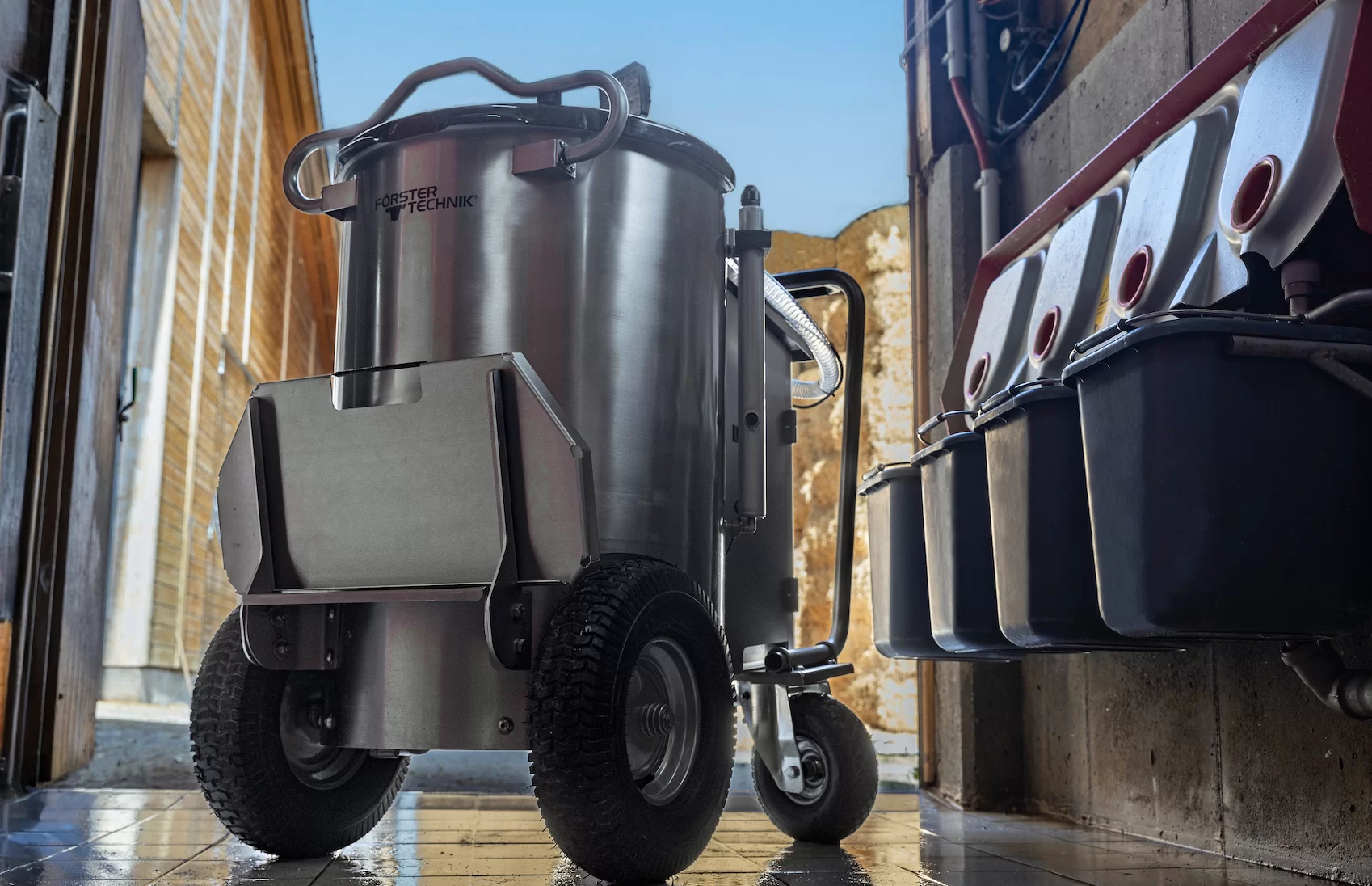 The MilchMobil with the AMS Cool feature ensures efficient cooling, providing optimal milk preparation and freshness for the calves.