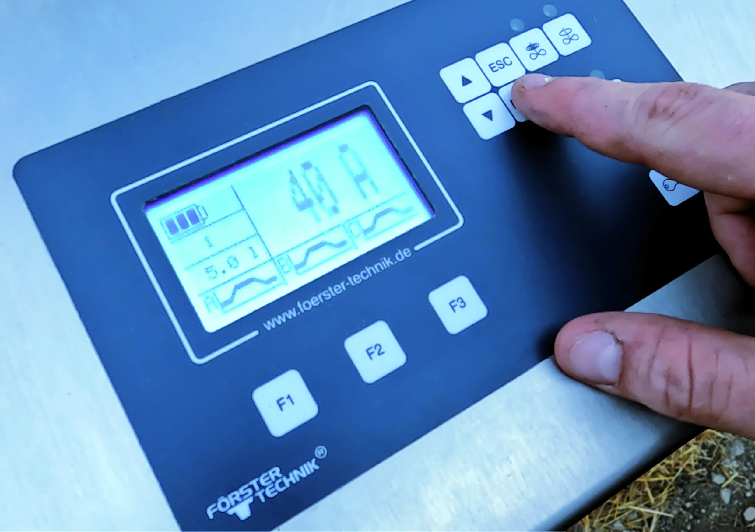 The farmer sets the CalfPlan through the display to ensure a precise, age-appropriate feeding program for his calves and promote their optimal development.