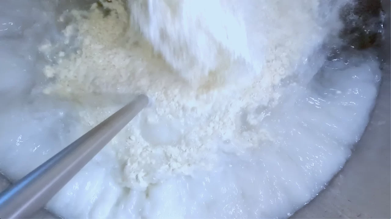The mixer blends the milk with Mat in a calf feeder to ensure a consistent and effective nutrient supply for the calves.