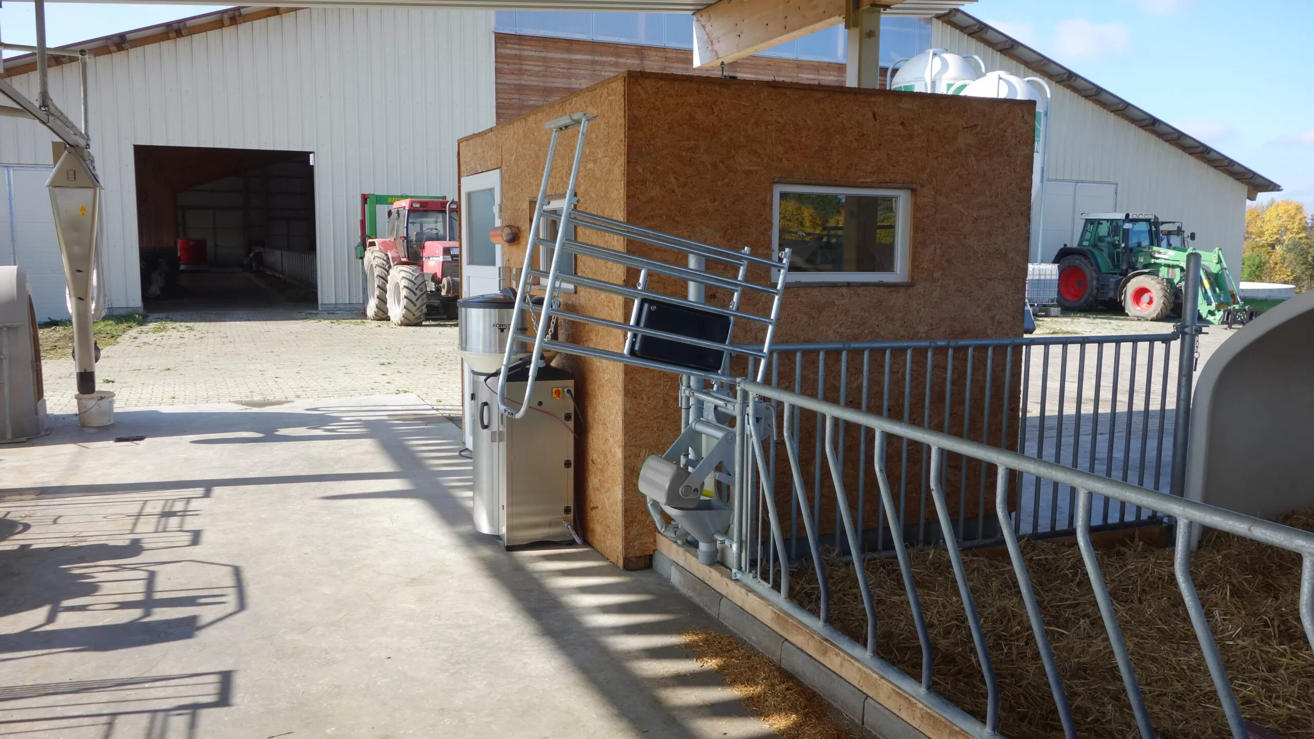La station d'allaitement MaxiFlex permet une prise de lait naturelle en position corporelle saine, inspirée de la mamelle maternelle. Le téton est automatiquement nettoyé après chaque utilisation, garantissant une hygiène optimale. La MaxiFlex peut être équipée de la HygieneBox, qui mesure les mouvements naturels de poussée de la mamelle de vos veaux et permet un nettoyage entièrement automatique du tuyau de succion.